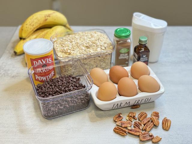 Image of ingredients of Baked oatmeal with banana, cinnamon and chocolate chips